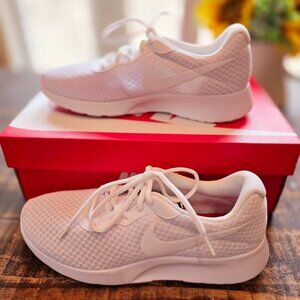 NEW Size Nike Tanjun Sneakers